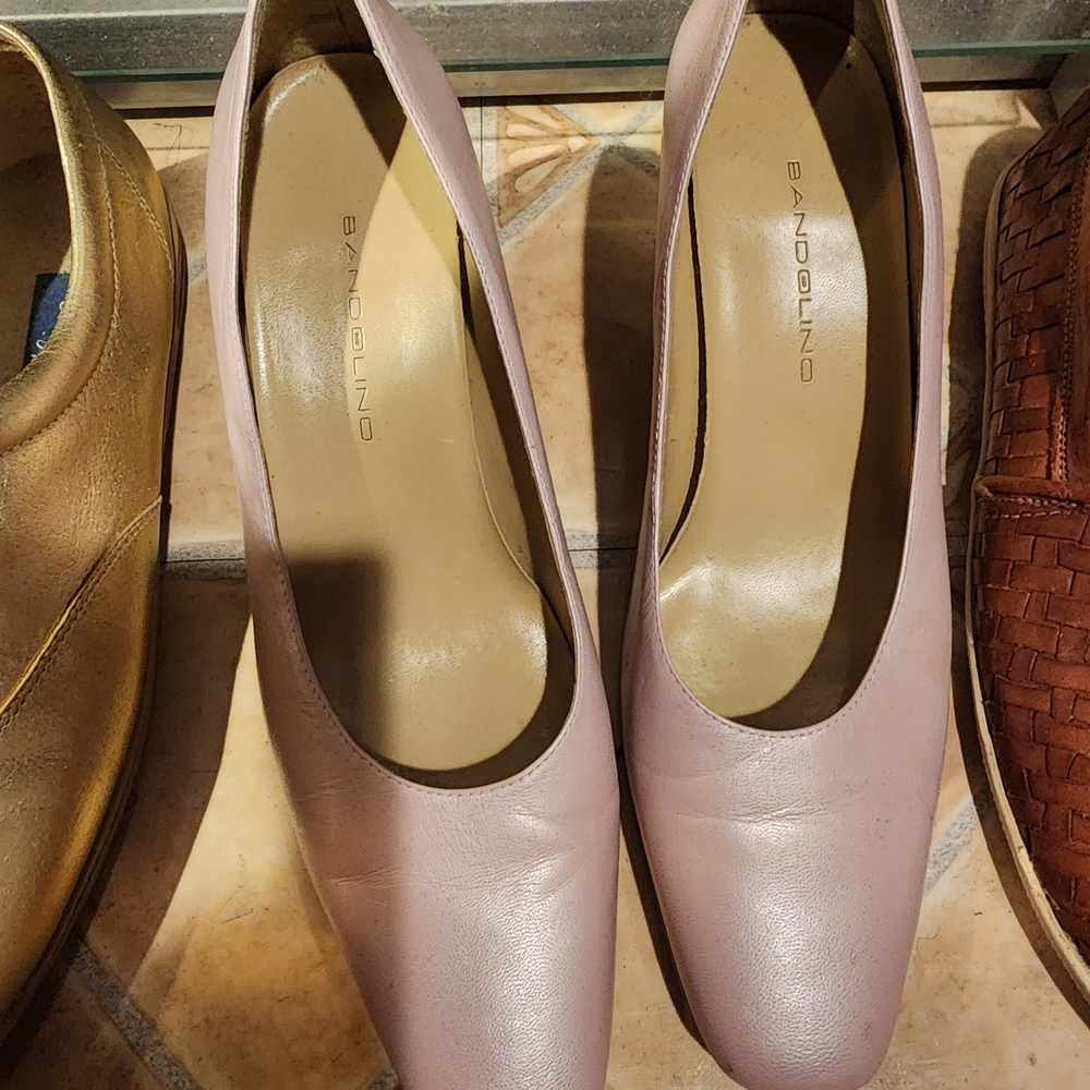 Bandolino Blush Leather Mid-Heel Pumps